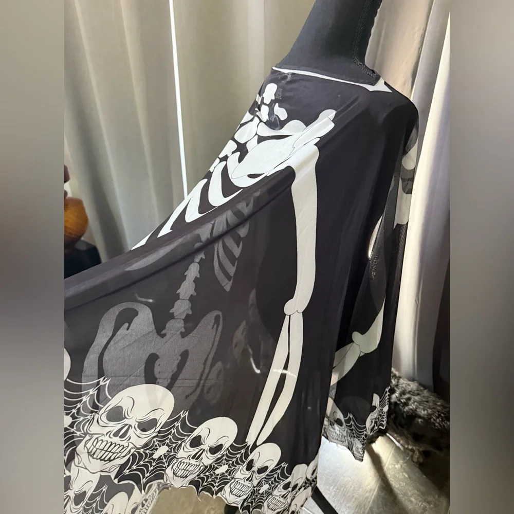 Victoria Harbour Black and White Garment - Picture 3 of 6